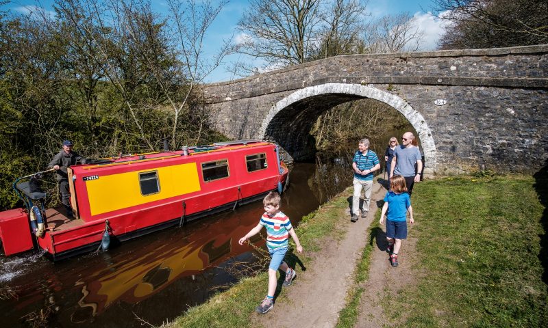 Family holidays by Leeds Liverpool Canal